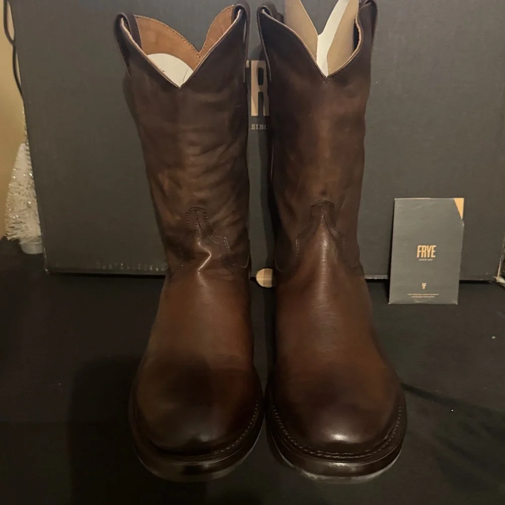 Frye Mens sz 11 Dark Brown Leather ROPER Boots NWT - Picture 1 of 10